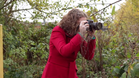 una mujer esta tomando fotografias