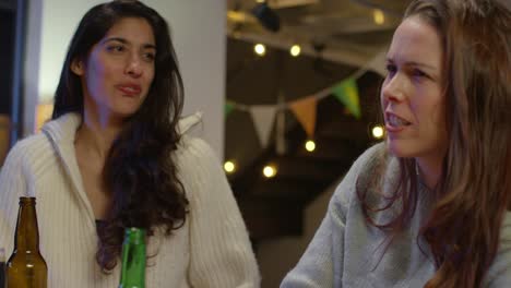 grupo de amigos en casa o en un bar celebrando en la fiesta del día de san patricio bebiendo alcohol juntos 4