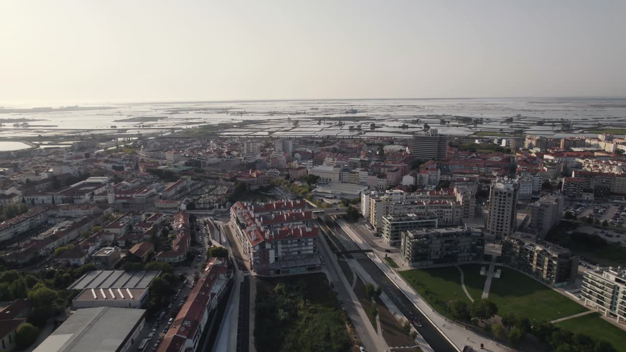 Panorama urbano di Aveiro sullo sfondo della laguna Ria de Aveiro e dell'orizzonte