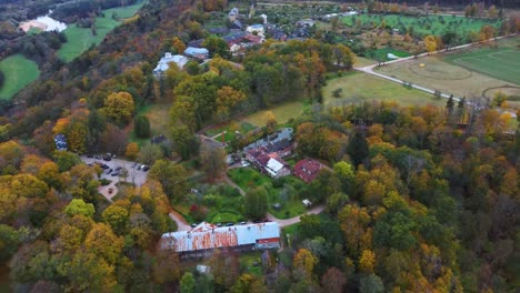 Vista-Aérea-Del-Palacio-Krimulda-En-El-Parque-Nacional-Gauja-Cerca-De-Sigulda-Y-Turida,-Letonia