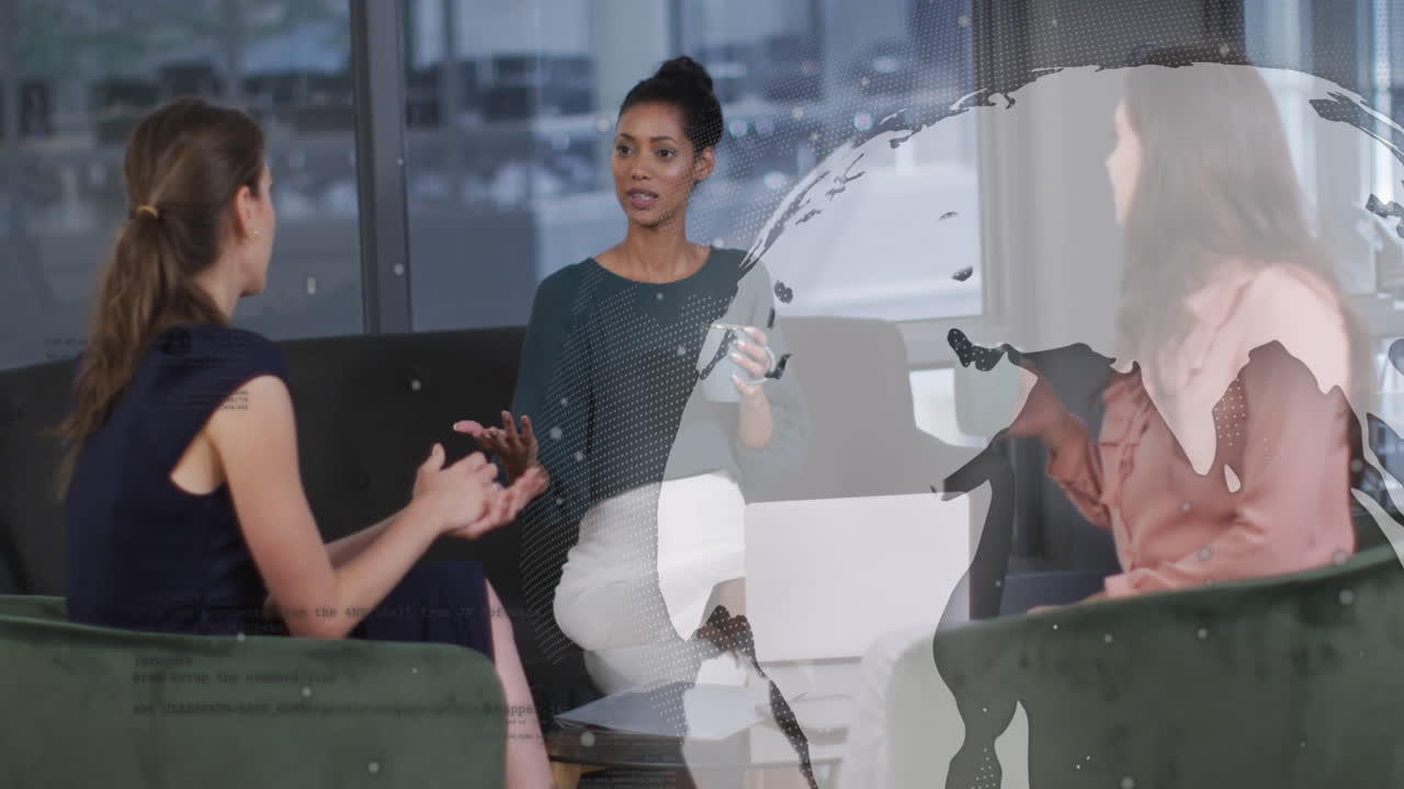 animación de globo giratorio y procesamiento de datos sobre diversas colegas femeninas discutiendo en la oficina.