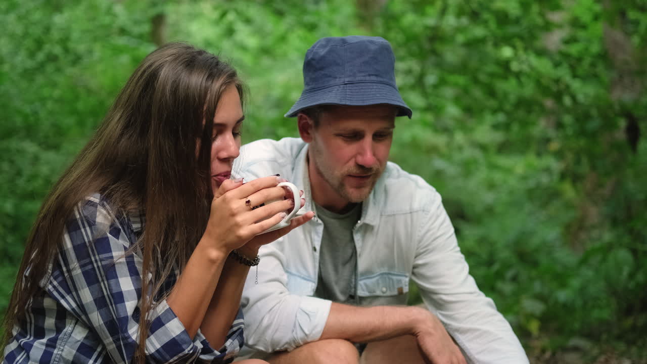 숲 에서 술 을 마시고 있는 부부