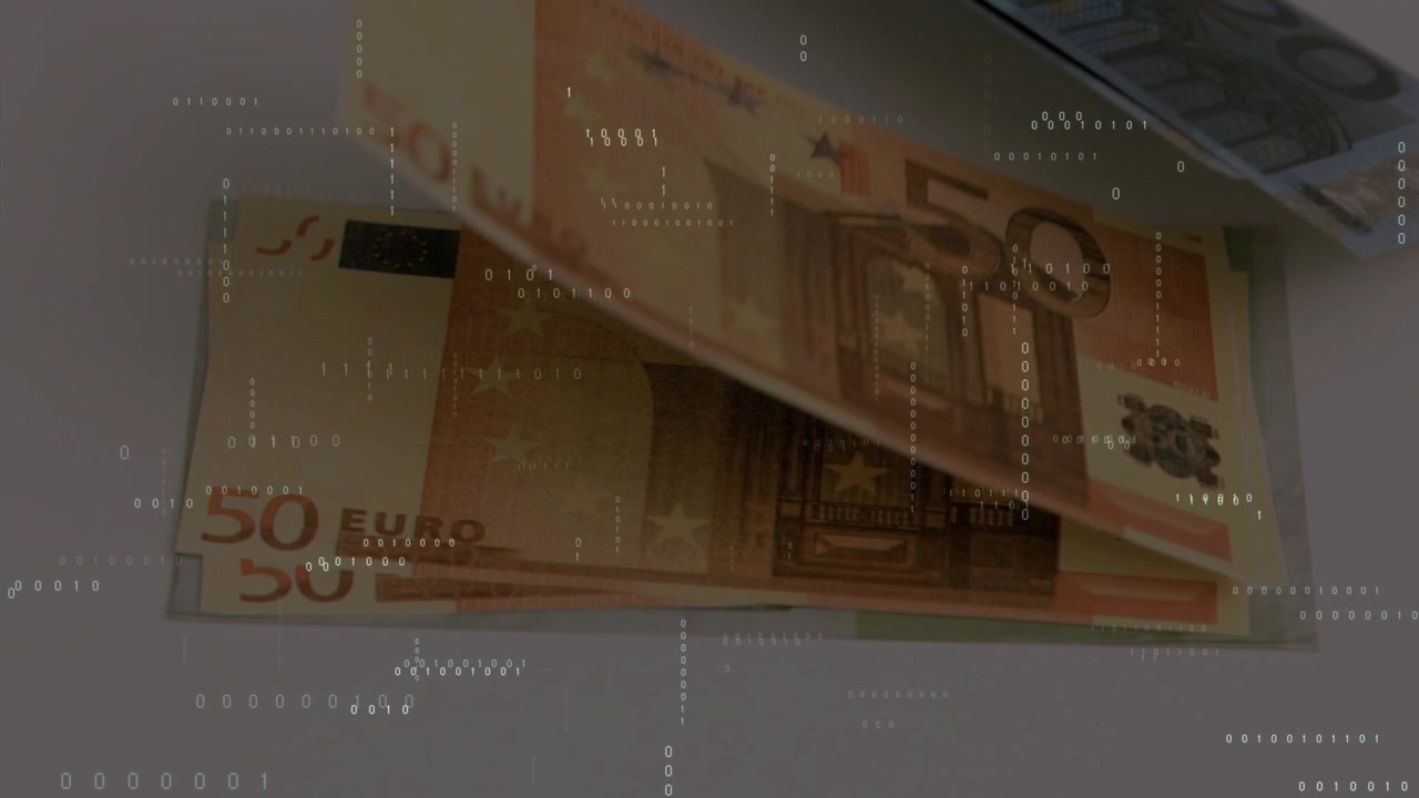 Sequenza di fotogrammi che inizia con una banconota da 20 euro in cima che si solleva, scivolando in alto a sinistra e rivelando una banconota da 50 euro.