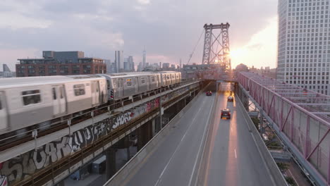 New-Yorker-öffentliche-Verkehrsmittel-überqueren-Die-Williamsburg-Bridge-Während-Der-Abendlichen-Hauptverkehrszeit