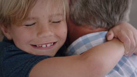 Großvater-Umarmt-Enkel.-Glücklicher-Kleiner-Junge-Umarmt-Opa-Und-Genießt-Die-Liebevolle-Umarmung-Seines-Kindes,-Das-Seine-Liebe-Teilt-Und-Seine-Großeltern-Zu-Hause-Sanft-Hält