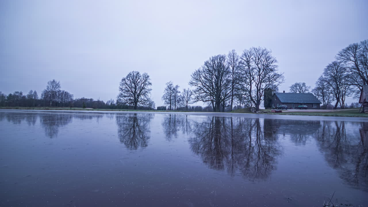 네 계절이 호수 에 있는 집을 지나간다.