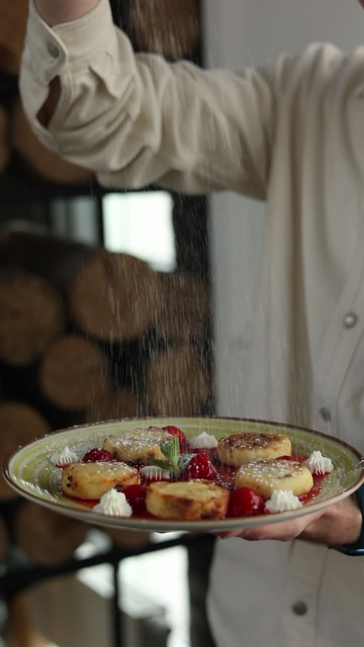 syrniki con fresas y crema batida
