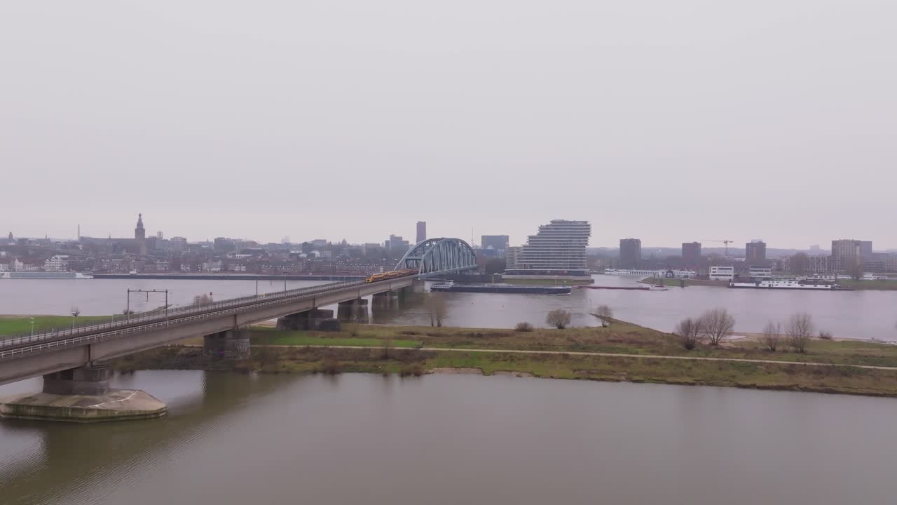 Clip di droni con immagini del traffico sul ponte Oversteek