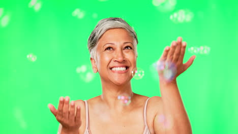 mujer vieja, burbujas y belleza natural