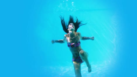 Bonita-Morena-Nadando-Bajo-El-Agua-En-La-Piscina.