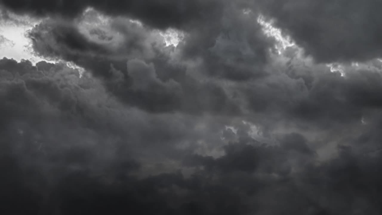 어두운 하늘에 번개