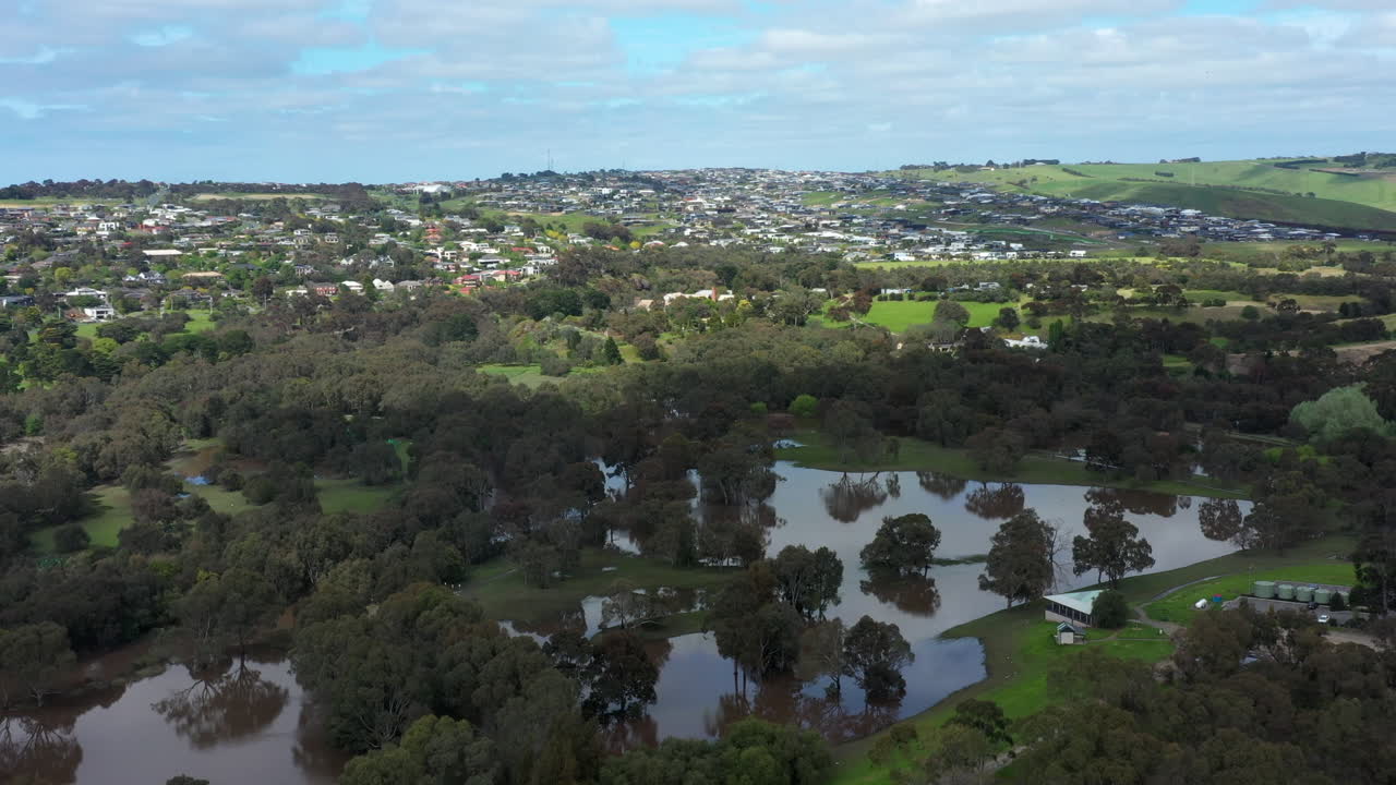 Ripresa aerea orbitale delle acque alluvionali del fiume Barwon, Geelong, Australia.