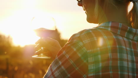 Frau-Mit-Rotwein-Bei-Sonnenuntergang