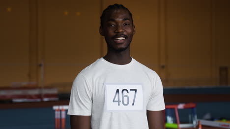 joven en pista de atletismo