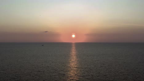 La-Impresionante-Belleza-De-La-Brumosa-Puesta-De-Sol-Sobre-El-Mar-Mediterráneo-Abierto