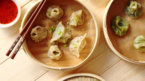 albóndigas chinas tradicionales servidas en el vapor de bambú de madera