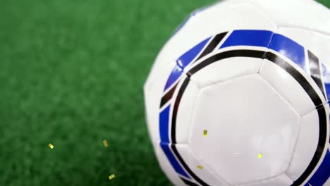 animation von goldenen konfetti, die über einen fußball fallen