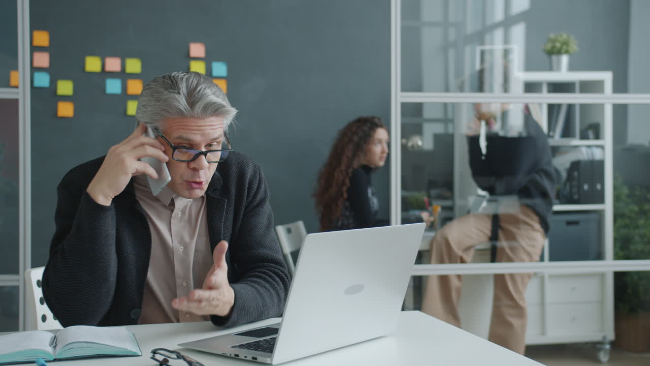 бизнесмен по телефону в современном офисе