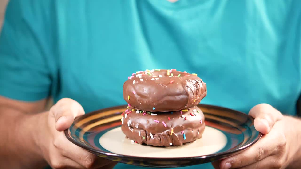 hombre comiendo rosquillas