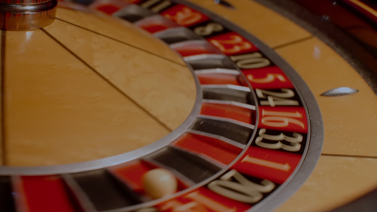 Primo piano di una ruota della roulette in un casinò