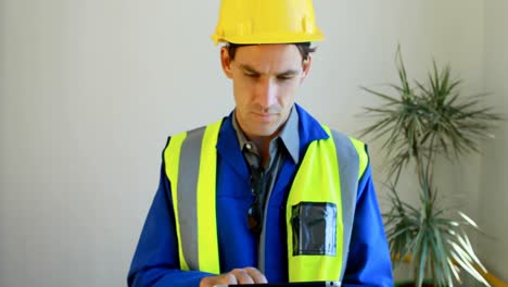 trabajador masculino que usa una tableta digital en la estación solar 4k