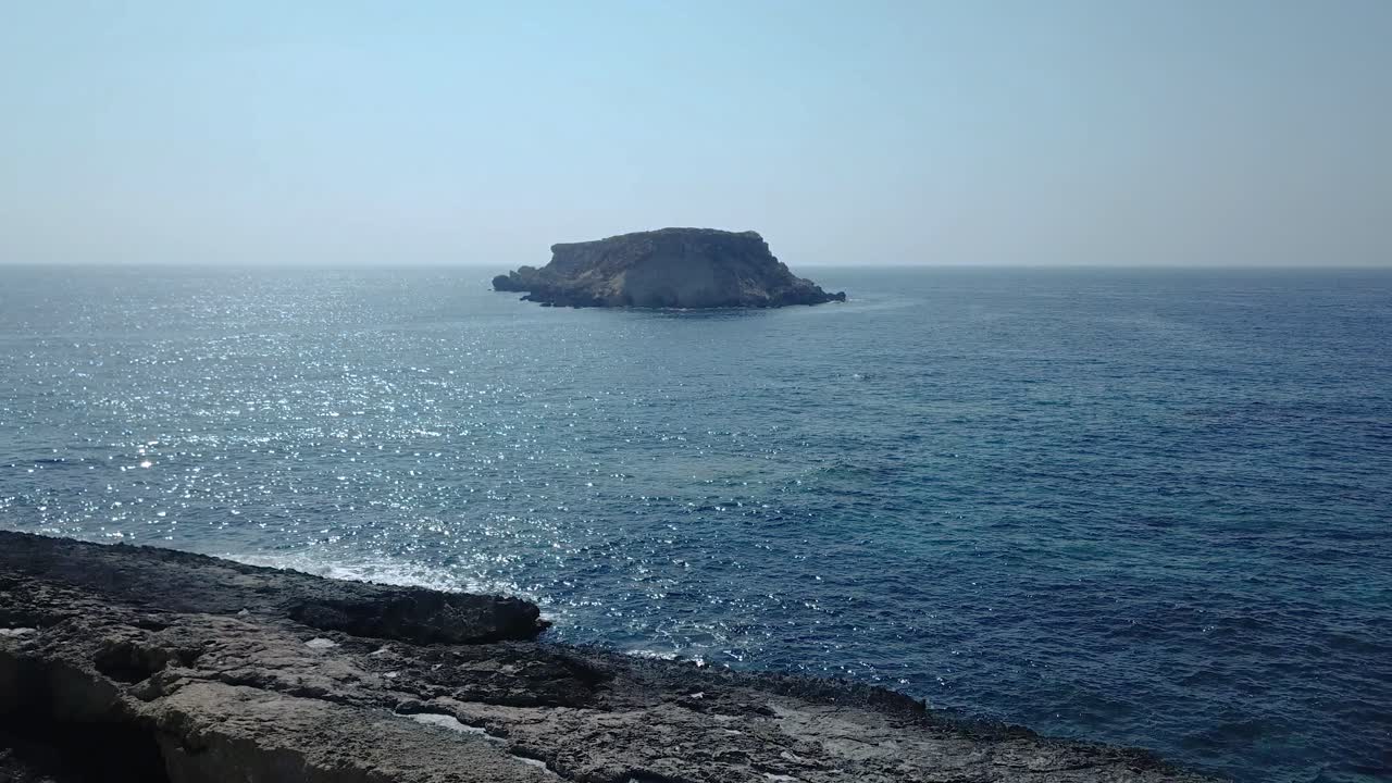 드론은 성의 예배당 근처의 해안에서 날아갑니다.