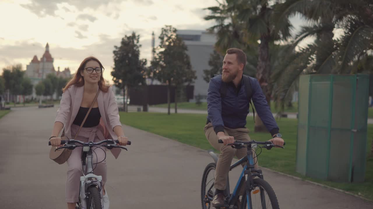 공원에서 자전거를 타는 부부