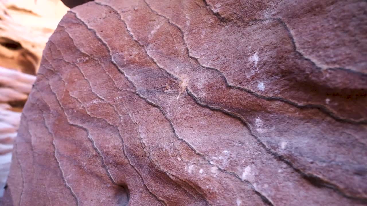 이집트의 아름다운 협곡을 운전하고 탐험하는 다합의 유색 협곡