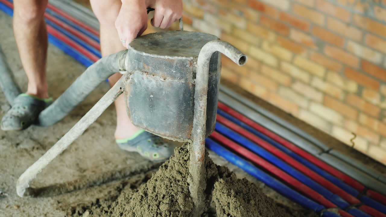 el constructor pone un mortero semiseco para terminar el piso