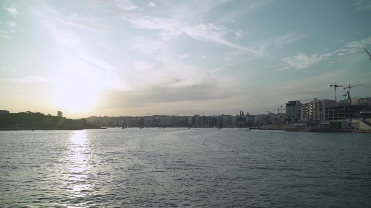 몰타의 일몰 속에서 슬리에마 페리 부두로 향합니다