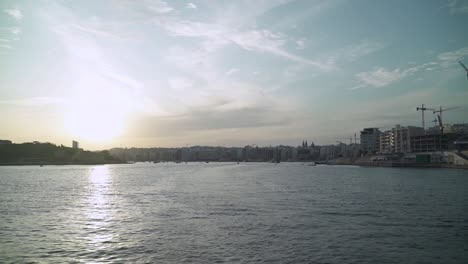 Auf-Dem-Weg-Zu-Den-Fähranlegern-Von-Sliema-Im-Sonnenuntergang-Auf-Malta