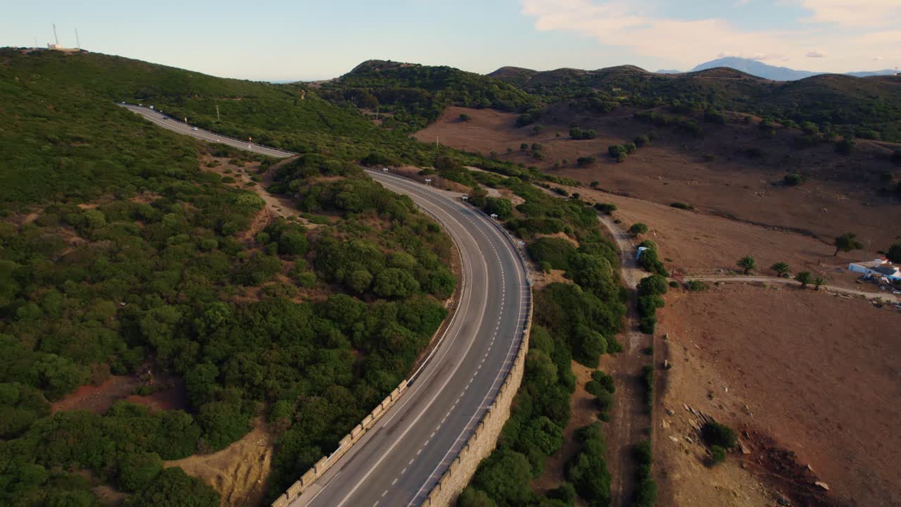 paisaje aéreo que asegura la puesta de sol de los coches en una autopista en tarifa, españa