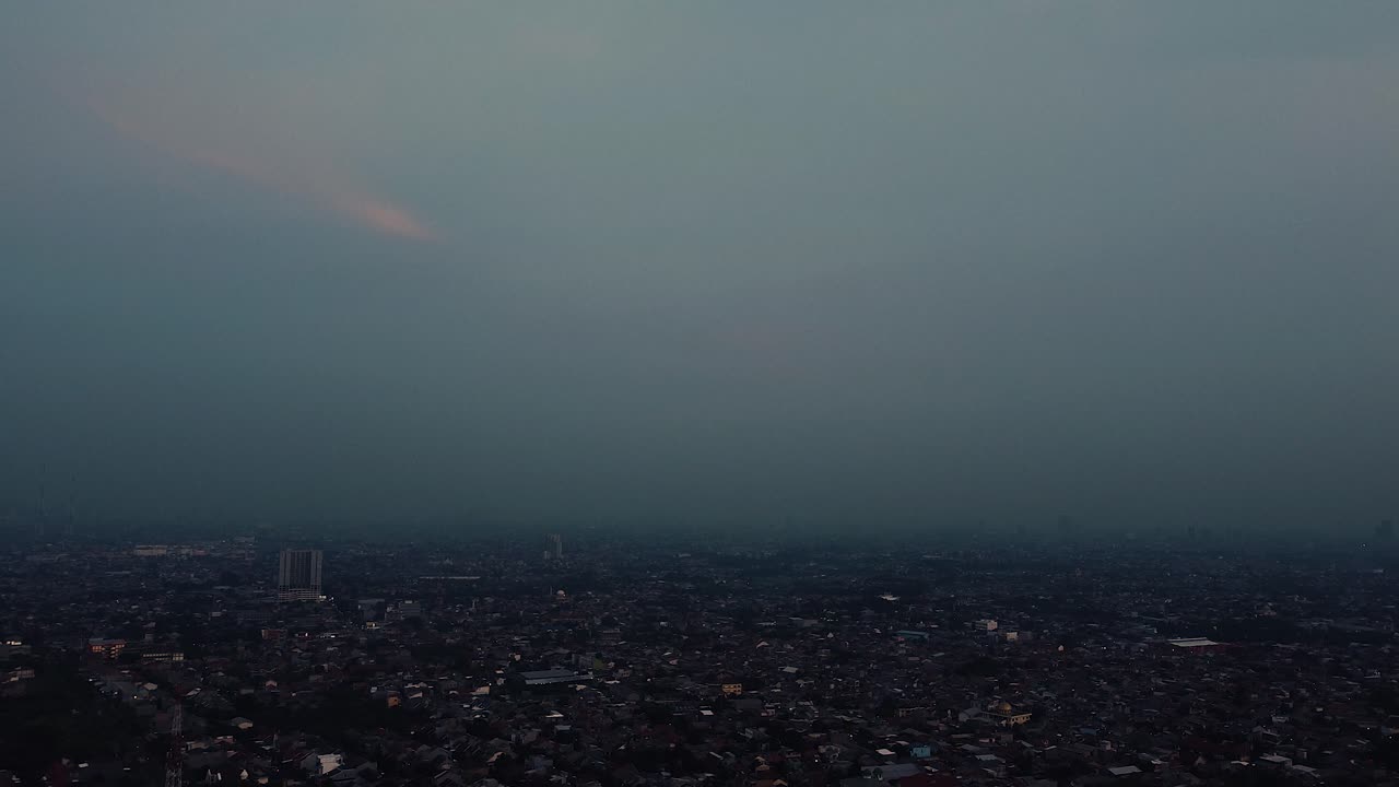 toma aérea de drones de una ciudad por la noche