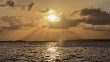 impresionante paisaje de una hermosa puesta de sol tropical dorada en la laguna de guaraíras desde el famoso destino turístico de tibau do sul, brasil, cerca de pipa en río grande do norte en una noche de verano