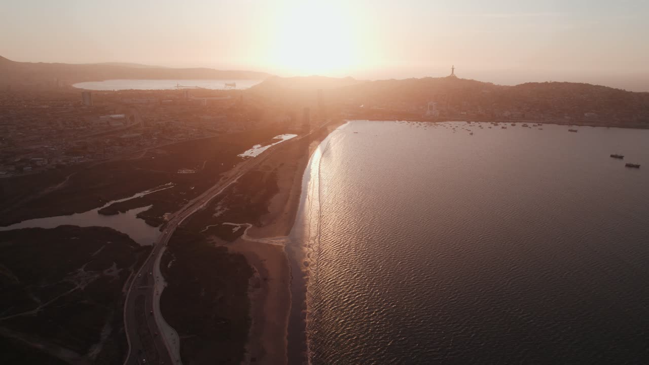 luz solar vibrante durante la puesta de sol sobre la ciudad costera de la serena en la región de coquimbo, norte de chile