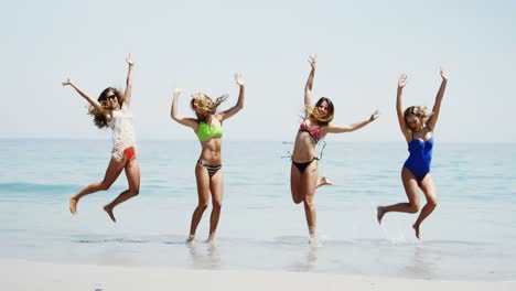 Amigos-Felices-Divirtiéndose-En-La-Playa