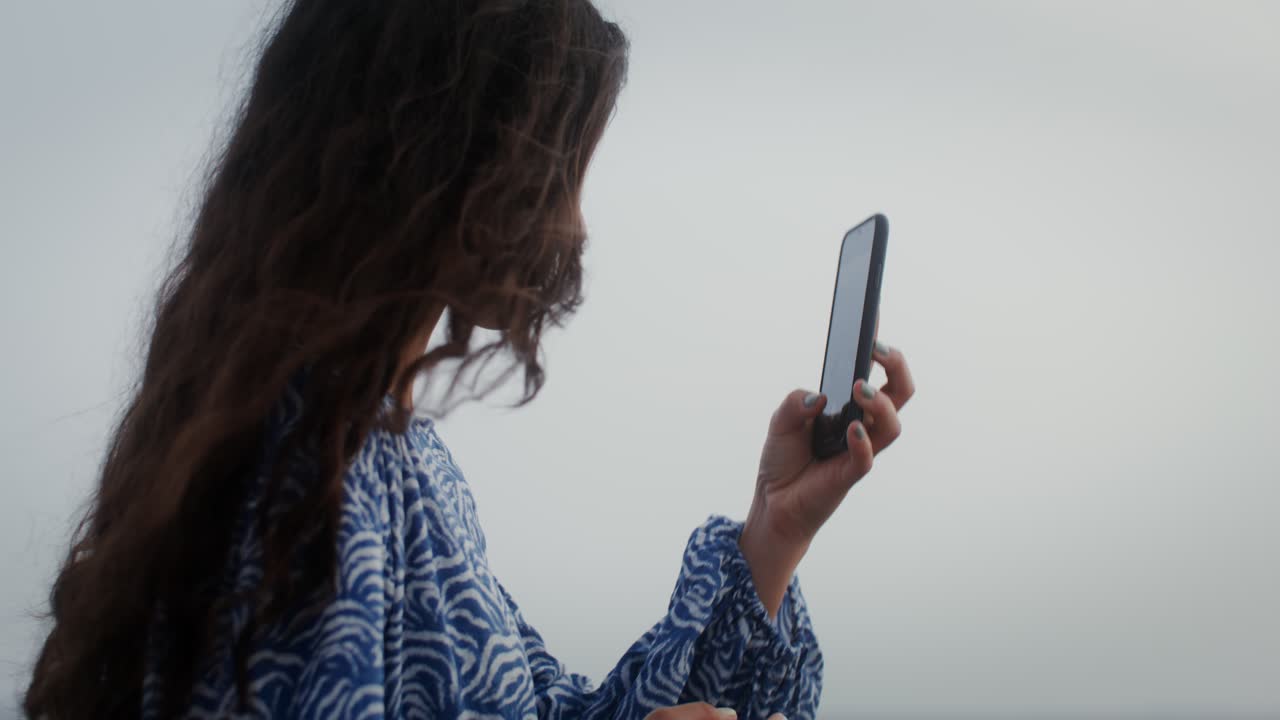mujer usando un teléfono al aire libre
