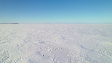 Fliegende-Drohne-über-Einem-Zugefrorenen-See-In-Kanada