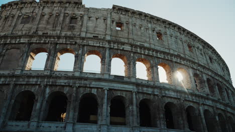 Amanecer-A-Través-De-Los-Arcos-Del-Coliseo-Roma