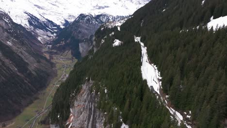 pintorescos valles montañosos de suiza con ferrocarril y tren subiendo por el lado