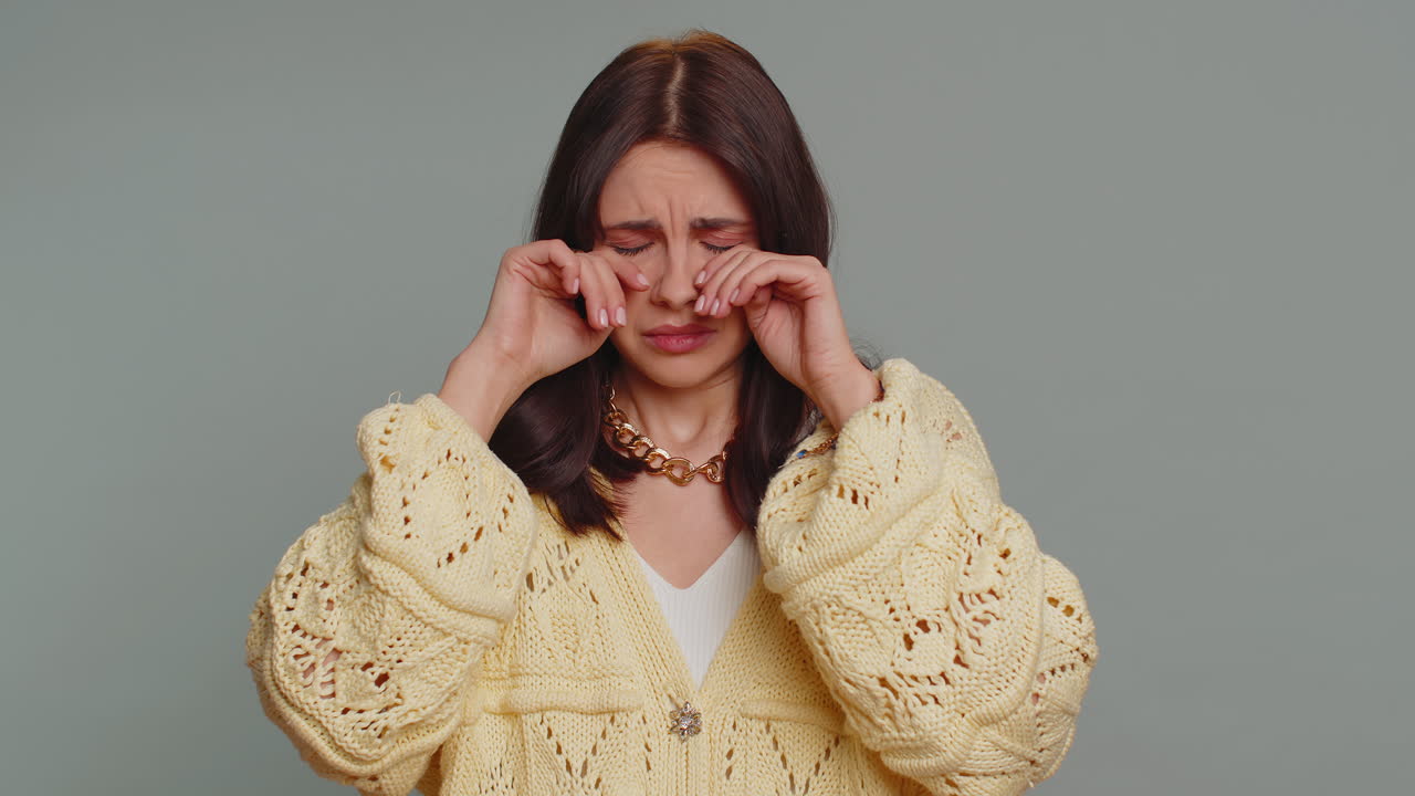 화가 나서 실망한 여자는 눈물을  ⁇ 고 절망으로 울고 불공평한 일 때문에 슬퍼합니다.