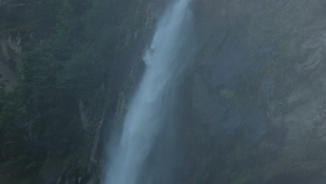 Hermosa-Vista-De-La-Cascada-Foroglio-En-Suiza---Inclinada-Hacia-Abajo
