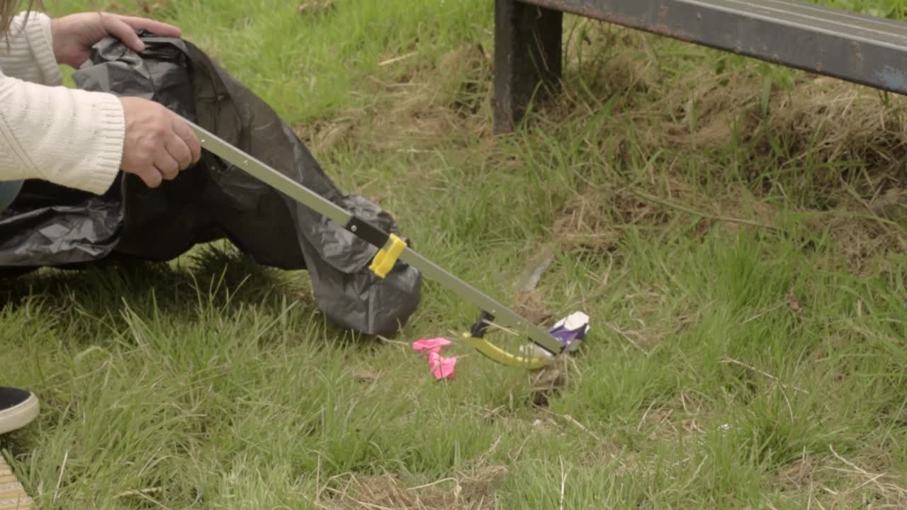 피커로 공원에서 쓰레기 따기