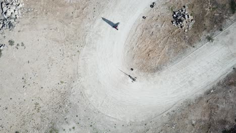 Vista-Aérea-De-Drones-De-Los-Blokarts-Girando-Una-Curva-En-Bonaire,-Caribe-Holandés,-Sudamérica