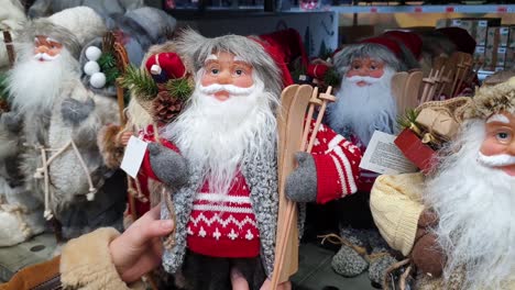 selección y compra en la tienda de adornos navideños para el árbol de navidad.