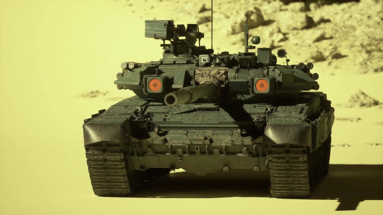 Carro armato pronto al combattimento che riflette la luce del sole tra dune e tracce nel deserto.