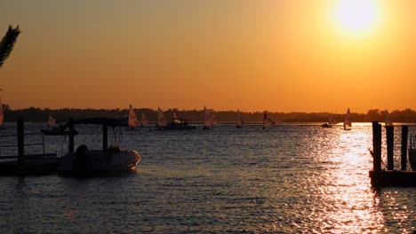 Kleine-Segelbootregatta-Wie-Die-Sonnenuntergänge-über-Einer-Bucht