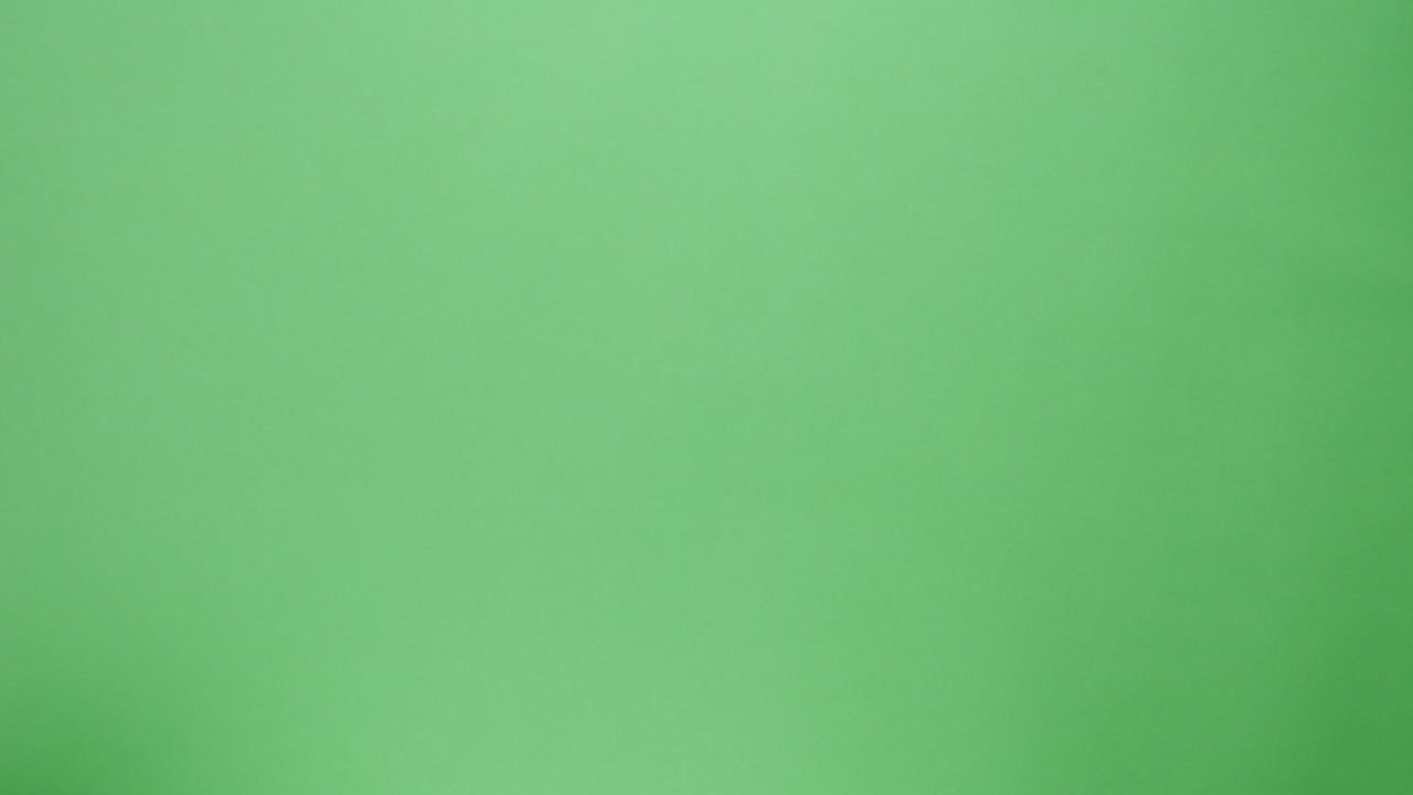 servicio de entrega de alimentos. café para ir en taza de papel y jugo en vaso de plástico sobre fondo verde. llevar bebidas calientes. compras de alimentos sin contacto en línea. mensajero en guantes dando orden al cliente