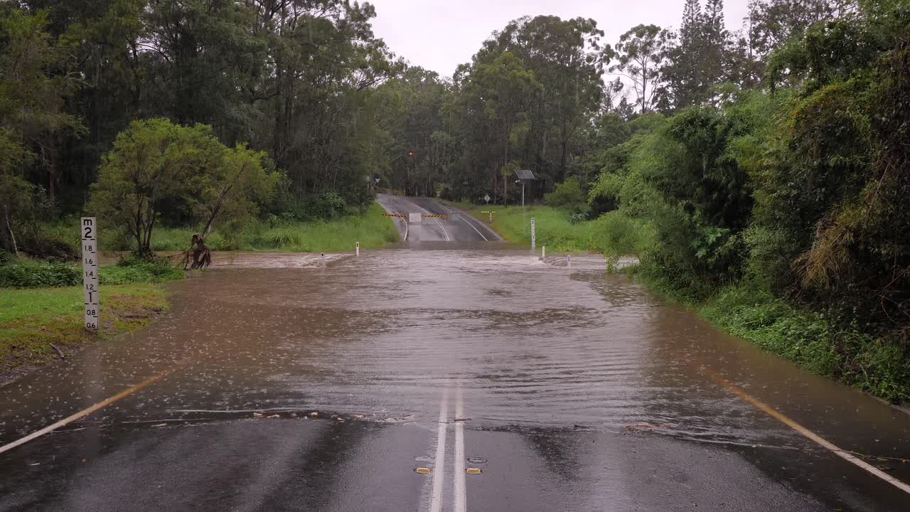 Gold Coast, Queensland, 16 de febrero de 2024 - Toma abierta de inundaciones en Hardy's Road en Mudgeeraba después de que las fuertes lluvias continúen azotando el sureste de Queensland, Australia.