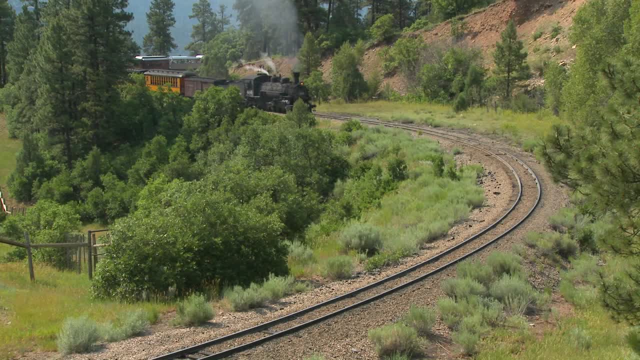 증기 기관차는 록키 산맥의 곡선을 따라 움직입니다.